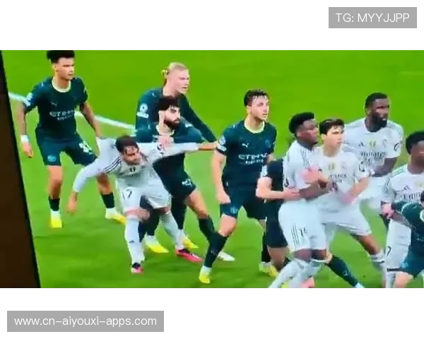 球员中场休息与裁判争论画面被捕捉